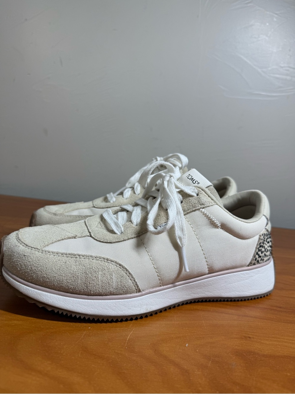 Toms Wyndon Lace Up Jogger Sneaker Shoe Cream with Leopard Accent W9
